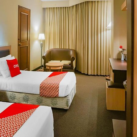 Oyo 3967 Hotel Pantai Wisata Makassar Buitenkant foto