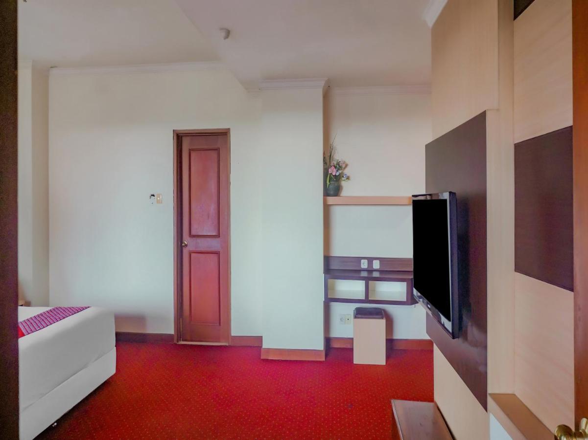 Oyo 3967 Hotel Pantai Wisata Makassar Buitenkant foto
