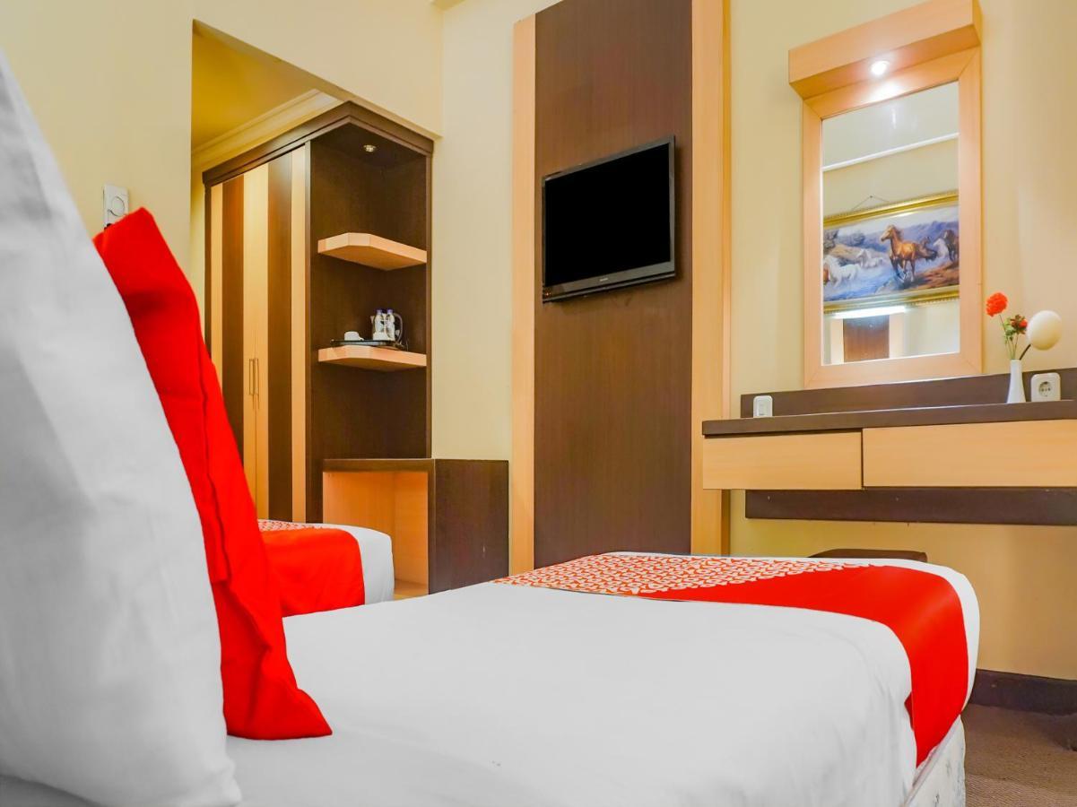 Oyo 3967 Hotel Pantai Wisata Makassar Buitenkant foto