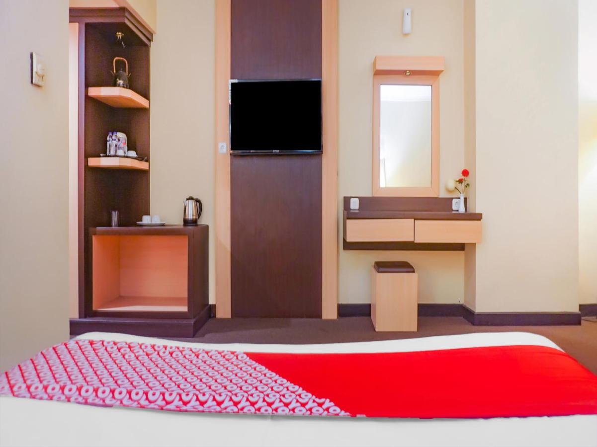 Oyo 3967 Hotel Pantai Wisata Makassar Buitenkant foto