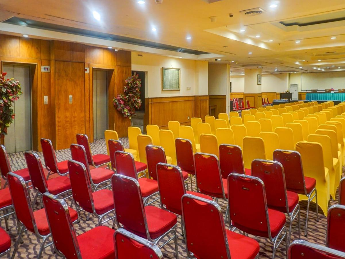 Oyo 3967 Hotel Pantai Wisata Makassar Buitenkant foto