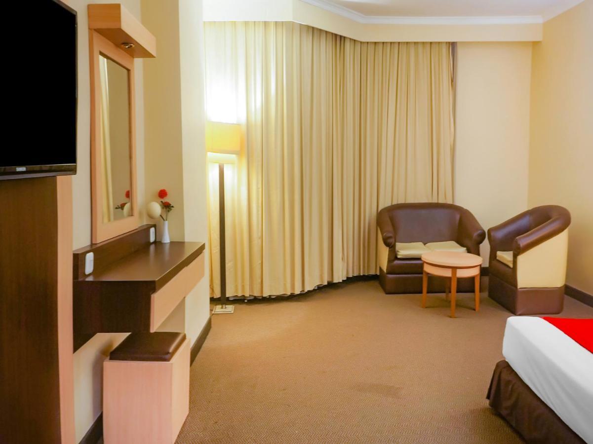 Oyo 3967 Hotel Pantai Wisata Makassar Buitenkant foto