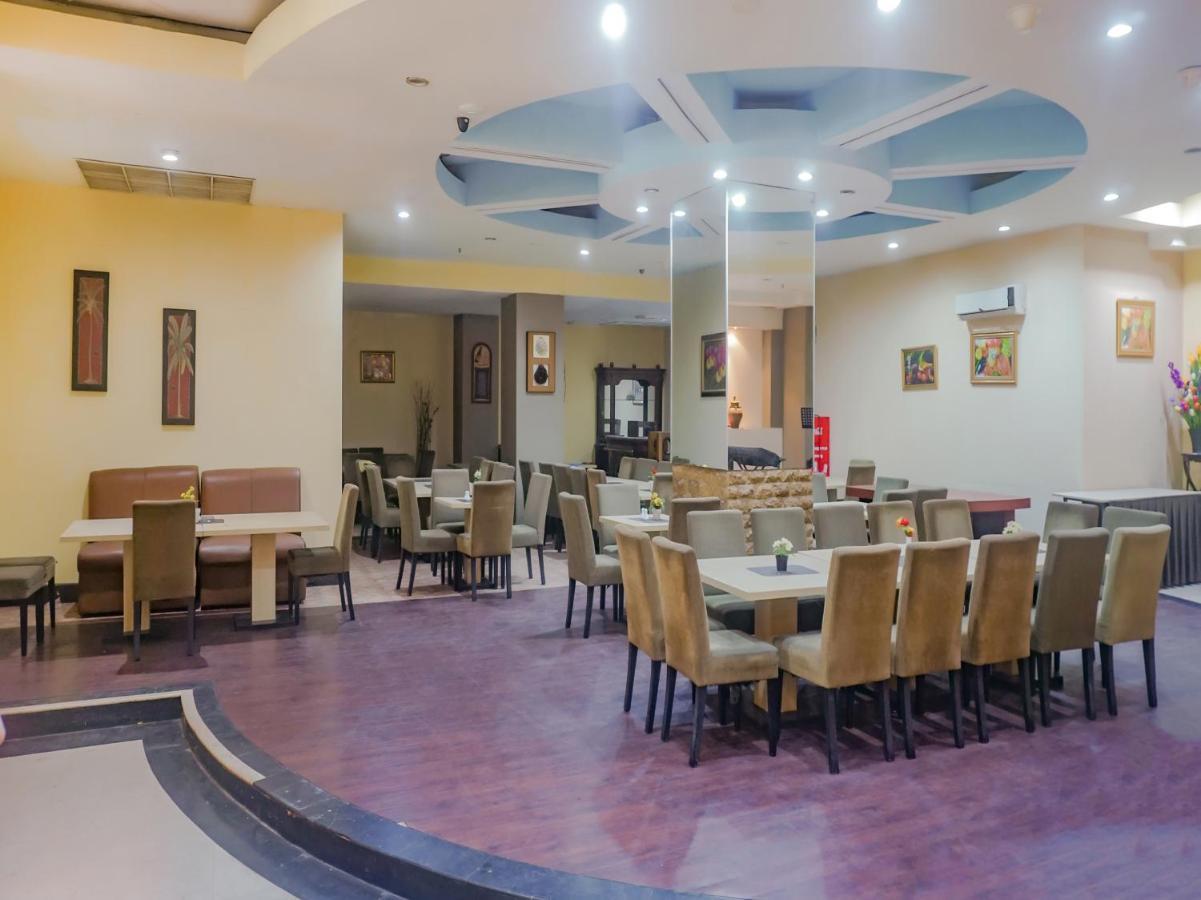 Oyo 3967 Hotel Pantai Wisata Makassar Buitenkant foto