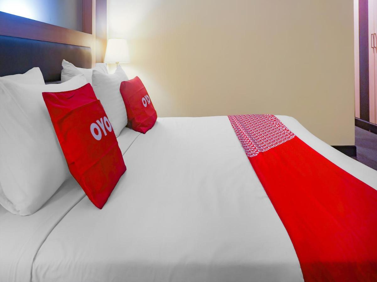 Oyo 3967 Hotel Pantai Wisata Makassar Buitenkant foto
