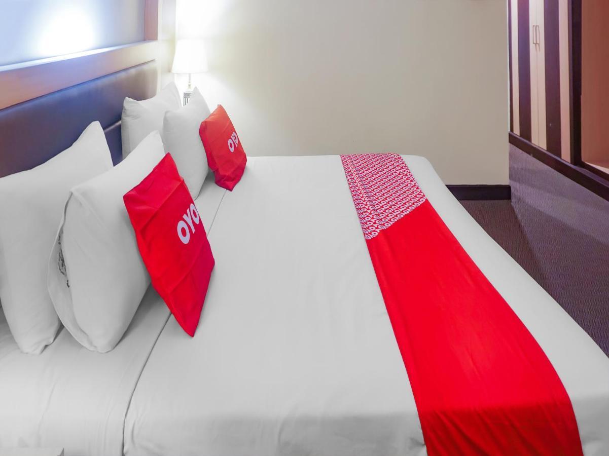 Oyo 3967 Hotel Pantai Wisata Makassar Buitenkant foto