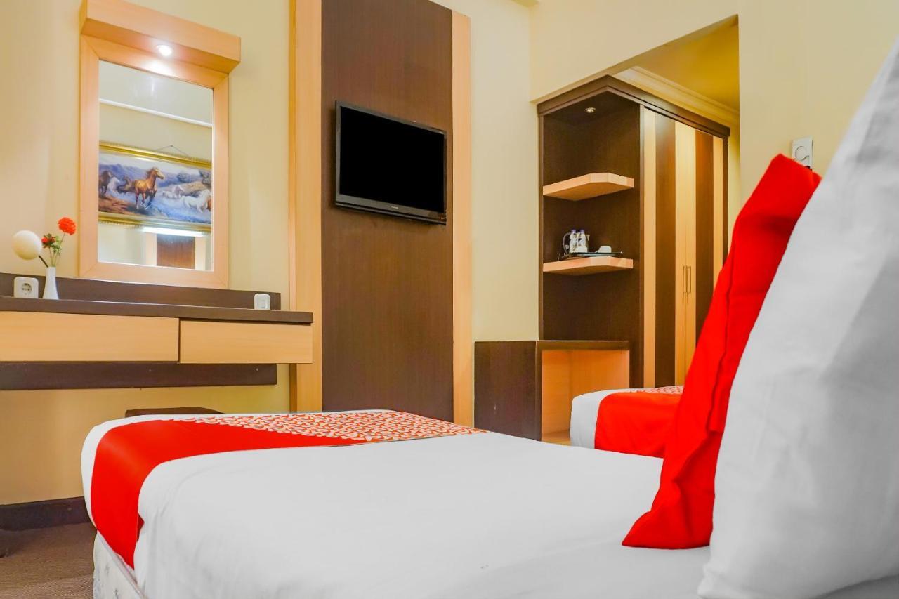 Oyo 3967 Hotel Pantai Wisata Makassar Buitenkant foto