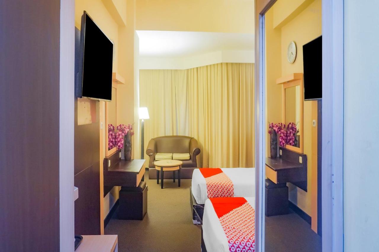Oyo 3967 Hotel Pantai Wisata Makassar Buitenkant foto